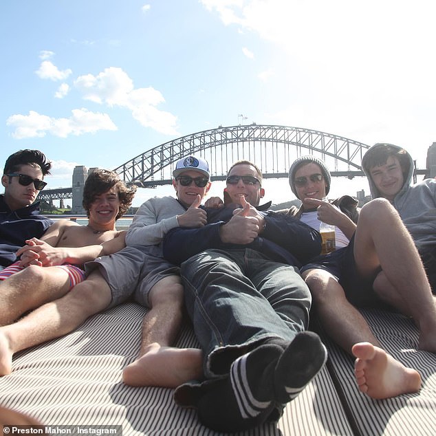 قام بريستون ماهون بحراسة لويس ونيال حوران وليام باين وهاري ستايلز وزين مالك في ذروة شهرتهم