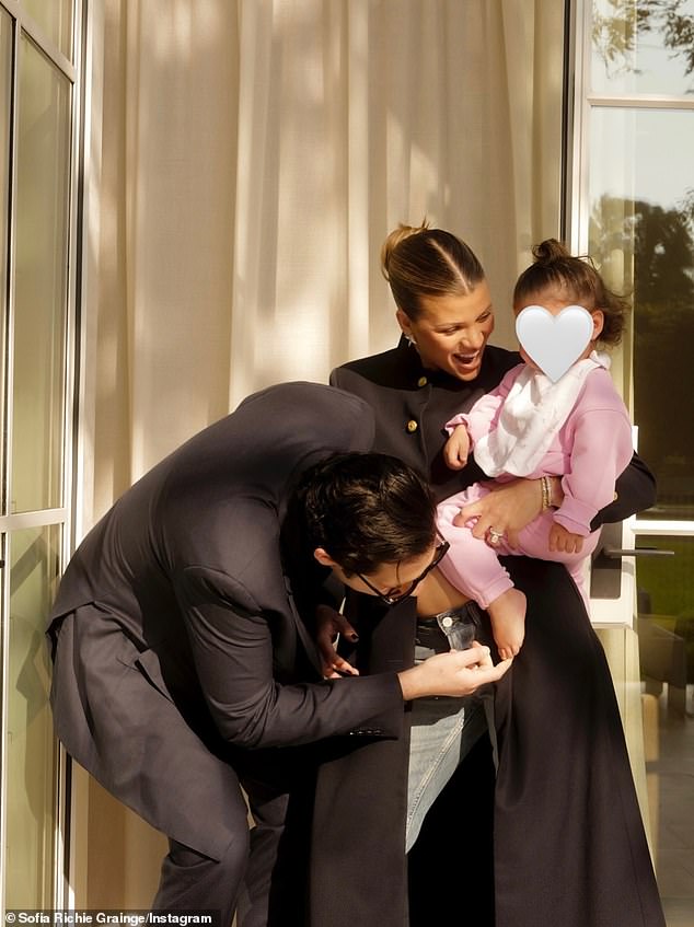 ورحب الزوجان بطفلتهما الأولى، ابنة إلويز، في مايو 2024