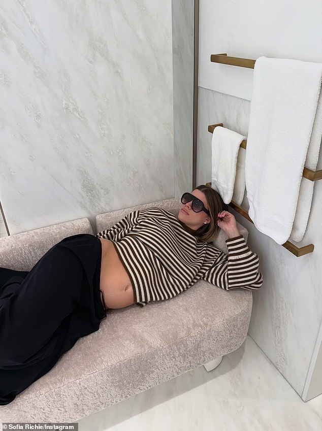 كانت النجمة، وهي ابنة ليونيل ريتشي وديان ألكساندر، ترتدي سترة بنية وكريمية مخططة أفقيًا تبرز بطنها المتنامي.