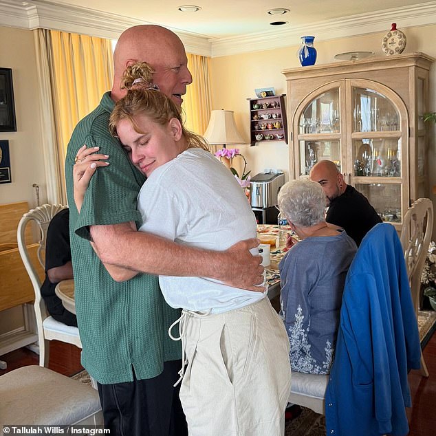 يشارك بروس رومر وشقيقتيها - تالولا، 31 عامًا، وسكاوت، 34 عامًا - مع زوجته السابقة ديمي مور، 63 عامًا. وهو أيضًا أب لابنتيه مابيل، 13 عامًا، وإيفلين، 11 عامًا، مع زوجته إيما هيمينج ويليس، 47 عامًا؛ تصور تالولا زيارة بروس في عام 2025