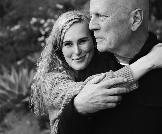 في يونيو، شاركت رومر عددًا من اللقطات التي تظهرها مع بروس على مر السنين في منشور تكريمي لعيد الأب.