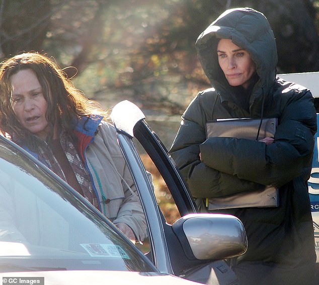 هي باتريشيا أركيت. تعمل النجمة مع أخت زوجها السابقة كورتني كوكس - التي كانت متزوجة من ديفيد شقيق باتريشيا - في فيلم الجريمة الحقيقي Evil Genius