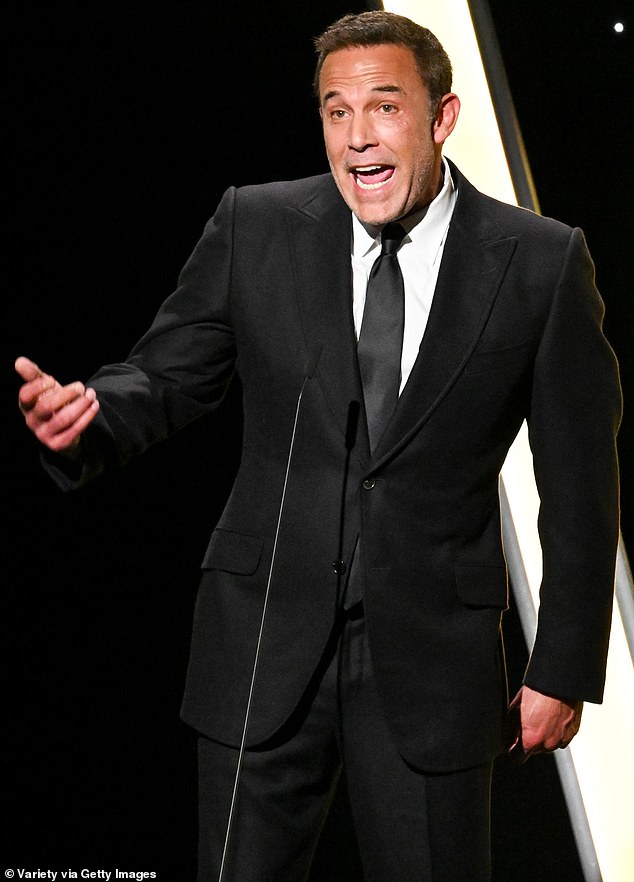 كان أفليك هو صورة نجم السجادة الحمراء الكلاسيكي في فندق بيفرلي هيلتون في تلك الليلة، وهو يرتدي بدلة سوداء وربطة عنق سوداء وهو يأخذ الميكروفون.