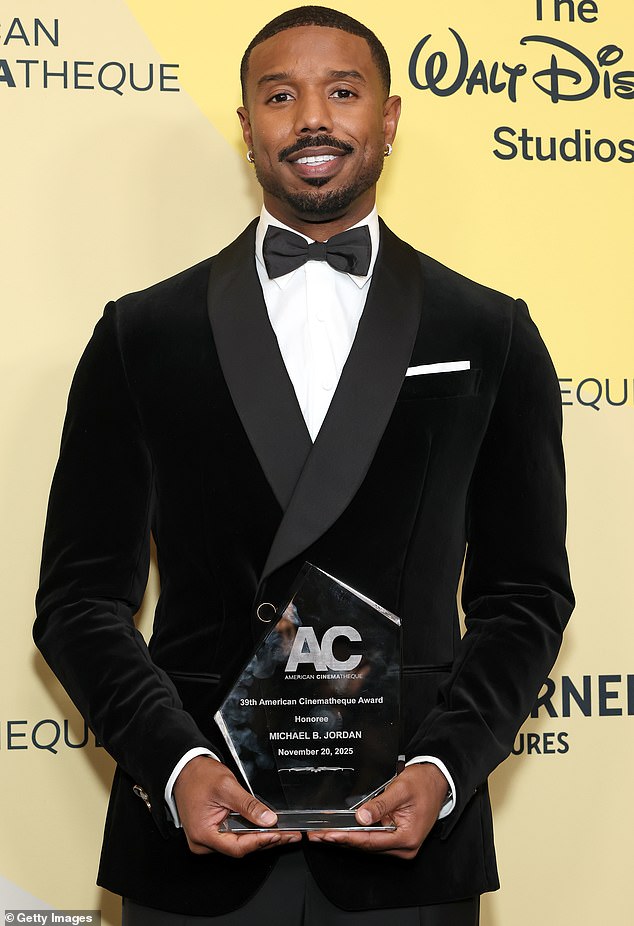 يعرف هو وضيف الشرف بعضهما البعض منذ عام 2013، عندما شاهد أفليك فيلم جوردان الرائد Fruitvale Station، من إخراج كوجلر.