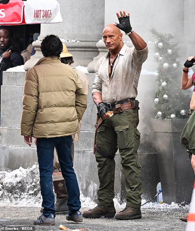 ولوح جونسون للجماهير الذين كانوا محظوظين بما فيه الكفاية لمشاهدته ورفاقه من النجوم وهم يلعبون يوم الخميس