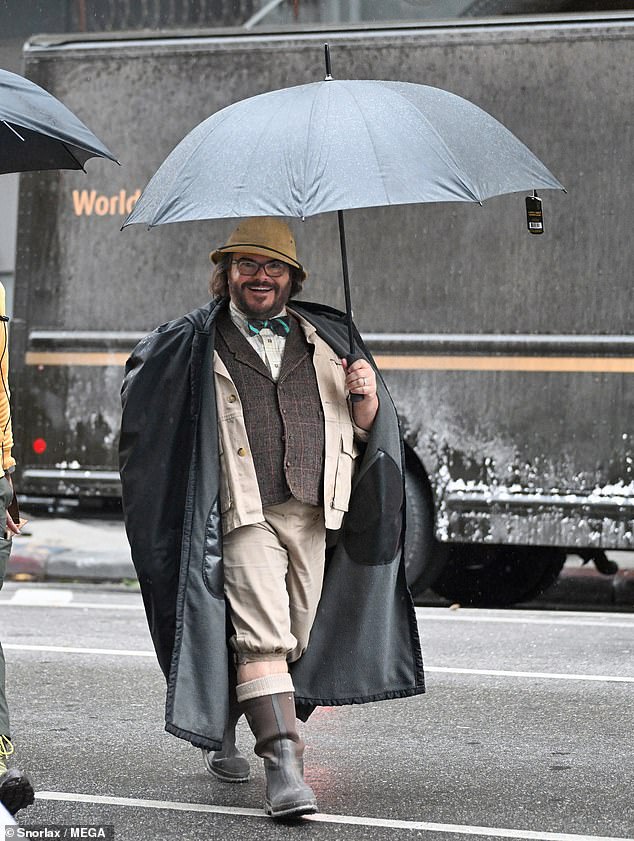 شق جاك بلاك طريقه بمظلة أثناء هطول الأمطار بشكل متقطع في لوس أنجلوس