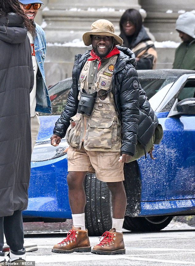 بدا كيفن هارت مبتهجًا في سترة سوداء منتفخة