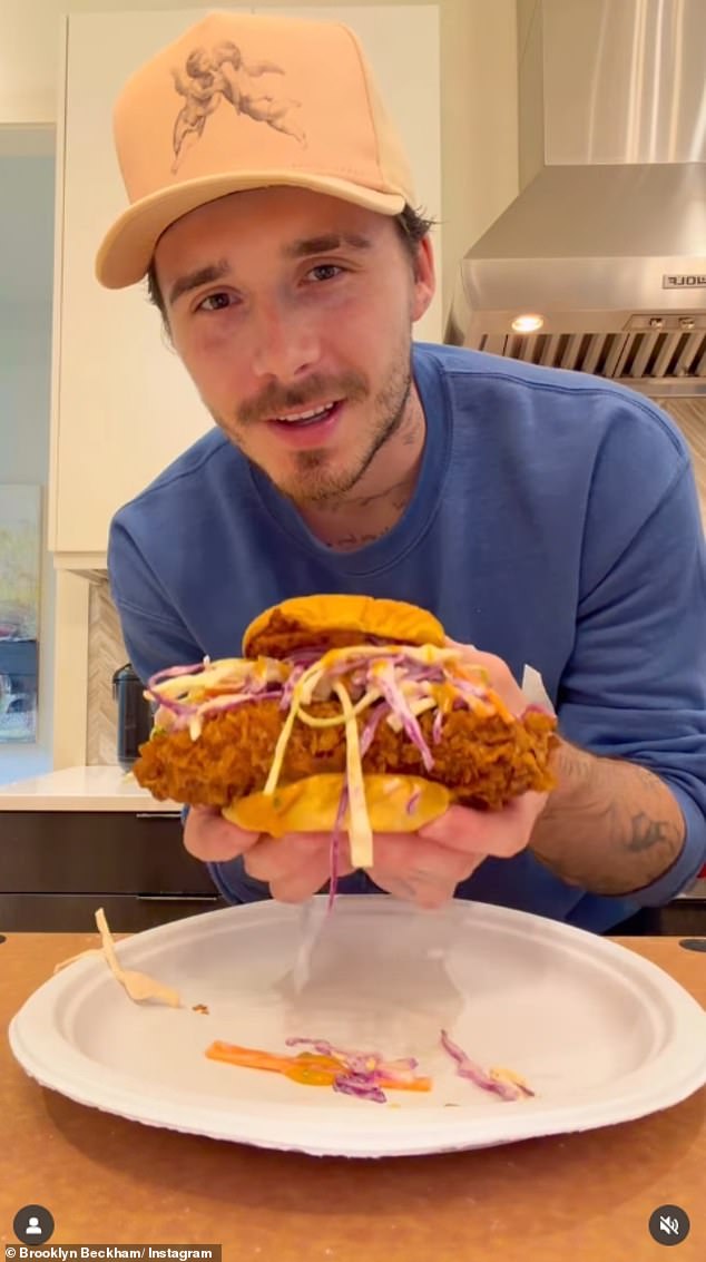 أحدث وصفاته، رآه يعد شطيرة دجاج مقلي مع سلو وصلصة كلاود 23 الحارة من علامته التجارية الخاصة، بينما تم تشغيل أغنية دكتور هوك الناجحة 