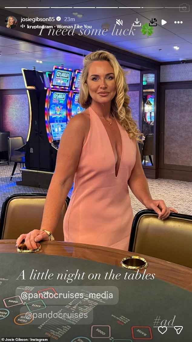 بدت نجمة The This Morning مثيرة عندما ظهرت بدون حمالة صدر تحت رقم 149 جنيهًا إسترلينيًا وهو يعانق رقم رقبة الرسن من House of CB