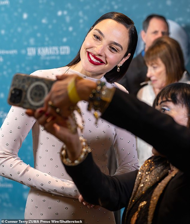 تم التقاط جال مع المعجبين لالتقاط صور سيلفي على السجادة الحمراء