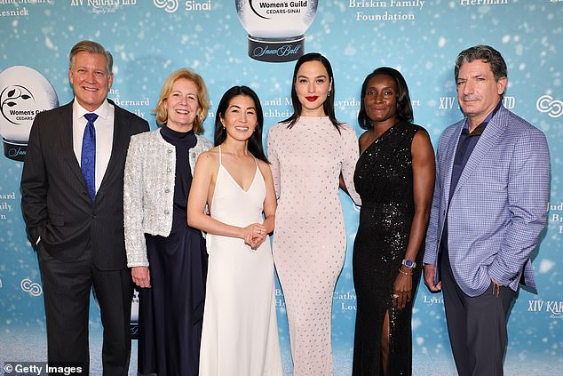 وقفت غال مع موظفي مستشفى سيدار سيناء