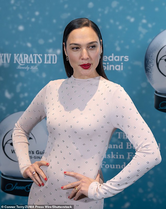 تم تزيين القطعة المذهلة بالمجوهرات الفضية وإضافة لمسة من الألوان مع أحمر الشفاه الأحمر ومانيكير مطابق