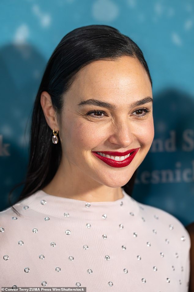 في حين أصرت غال سابقًا على أنها استمتعت في موقع تصوير فيلم ديزني المباشر الجديد مع راشيل، فإن هذه الخطوة الأخيرة تشير إلى أن العلاقات أقل من متناغمة.