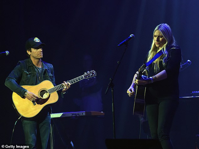 هولي متزوجة من عازف الدرامز كريس كولمان، وقد تزوجت من النجم في عام 2009 (تم تصويرهما معًا في عام 2017).