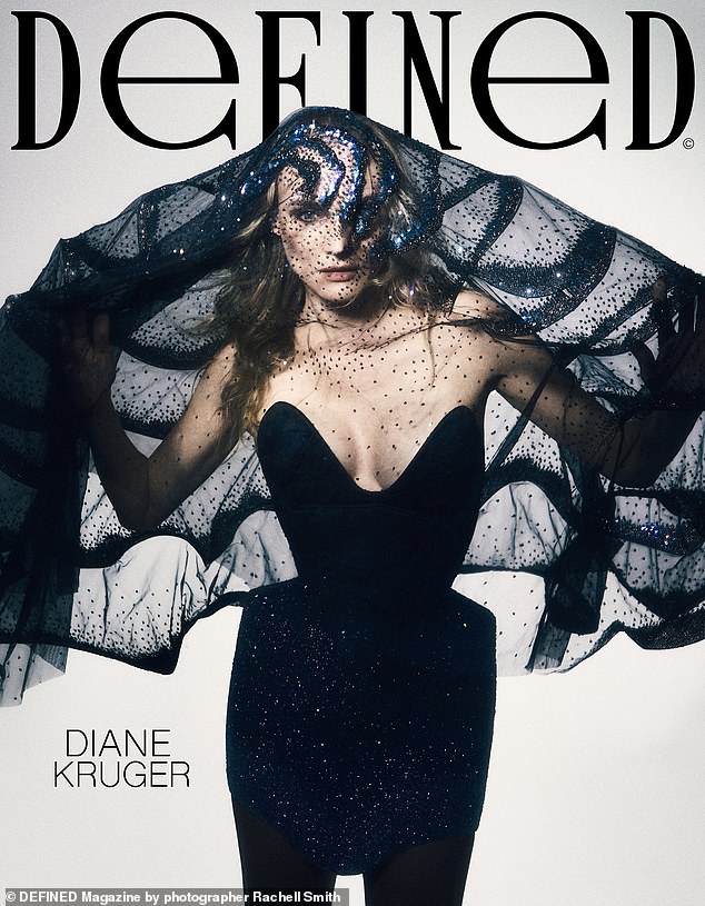 استقبلت ممثلة تروي، البالغة من العمر 49 عامًا، طفلتها الأولى، وهي ابنة نوفا تينيسي، في نوفمبر 2018 من خطيب The Walking Dead نورمان ريدوس، 56 عامًا.