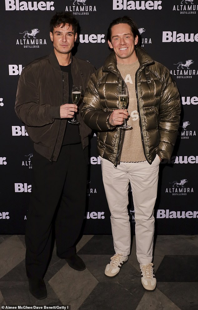 انضم إلى سام (يسار) الصديق وشخصية الإنترنت ديفيد تيمبل المعروف أيضًا باسم تيمبس (يمين) واستمتعوا معًا بكأس من الشمبانيا في حدث VIP