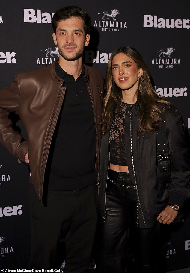 بدت نجمة Made in Chelsea، البالغة من العمر 26 عامًا، والتي أكدت بطلة ويمبلدون الرومانسية في الزوجي الشهر الماضي، أنيقة دون عناء عندما ظهرت على بطنها المنغم في قميص قصير من الدانتيل