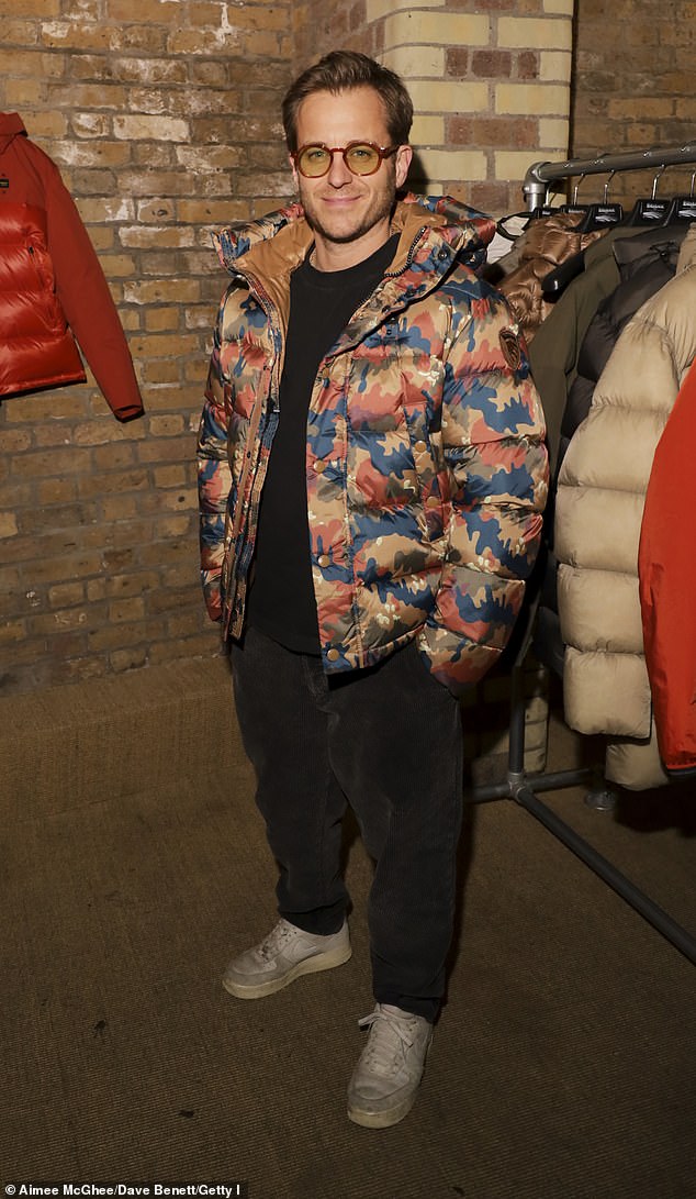 بدا الممثل الكوميدي كيفن بيشوب أنيقًا في سترة مموهة ملونة من Blauer