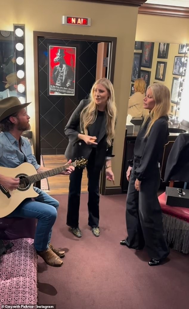 بعد العرض، واصل الثلاثي الغناء خلف الكواليس في غرفة ملابس هولي، وشاركت غوينيث لقطات من تلك اللحظة في قصصها على Instagram.