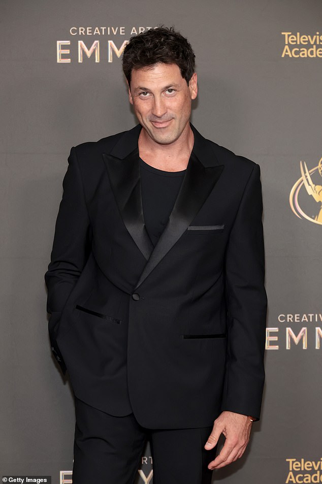 استهدف فيلدمان، 54 عامًا، مؤيد DWTS السابق ماكسيم تشميركوفسكي، 45 عامًا (في الصورة) الذي أثار تساؤلات حول أخلاقيات عمل الممثل في مقابلة مع صحيفة ديلي ميل