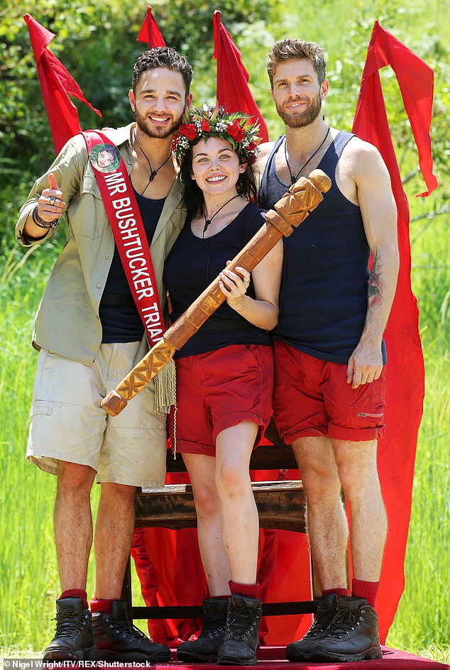 صعدت المذيعة والشخصية التلفزيونية لأول مرة إلى جانب عائلتها على Gogglebox قبل أن تفوز بجائزة أنا أحد المشاهير أخرجوني من هنا! في عام 2016 (في الصورة)