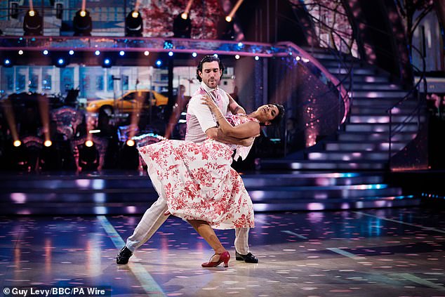 سوبال وجوليان كايلون، أثناء التدريب على ظهورهما في العرض المباشر يوم السبت