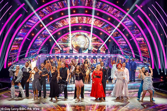 مشاهير وراقصون خلال ظهورهم في العرض المباشر يوم 27 سبتمبر 2025