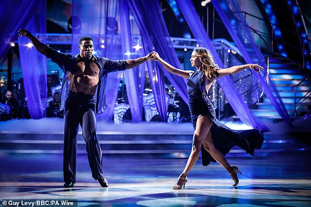 كارين هاور وهاري أيكينز-أرييتي يرقصان مباشرة في العرض في 18 أكتوبر 2025