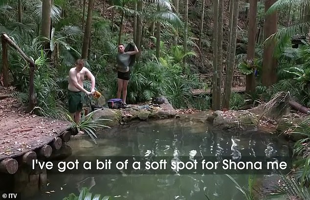 وفي وقت سابق من الأسبوع، عندما اعترف مغني الراب بنقطة ضعفه تجاه نجمة EastEnders Shona، أصيب المشاهدون بالحيرة حيث اعتقد الكثيرون أنه لا يزال يواعد طالبة علم النفس.