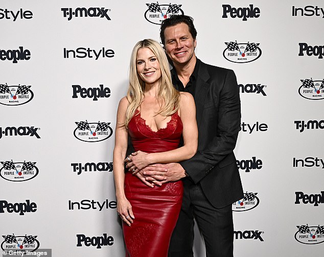 تسارعت نبضات الممثلة البالغة من العمر 49 عاماً، وهي تتألق على السجادة الحمراء مع شريكها في ثوب طويل يعانق قوامها.