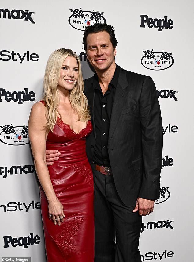 وفي الوقت نفسه، بدا هايز وسيمًا كلاسيكيًا ببدلة سوداء لامعة مكونة من قطعتين، ارتداها فوق قميص أسود