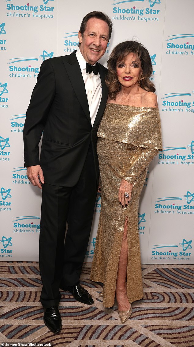 ظهرت جوان بشكل ساحر للغاية على السجادة الحمراء بفستان ذهبي لامع مكشوف الكتفين، يتميز بفتحة في الساق.