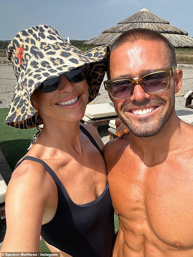 الشخصية التلفزيونية، 37 عامًا، التي تزوجت من فوغ، 40 عامًا، في عام 2018، توجهت إلى إنستغرام للتعبير عن مدى فخره بزوجته واعترف بمدى افتقاده لها.