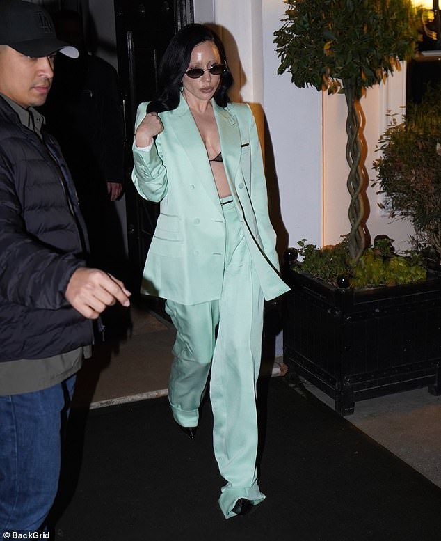 خرجت الحائزة على جائزة الأوسكار البالغة من العمر 39 عامًا في باريس مساء الجمعة بتجعيدات سوداء بطول الصدر كانت بمثابة خروج مثير عن أشقرها البلاتيني المعتاد.