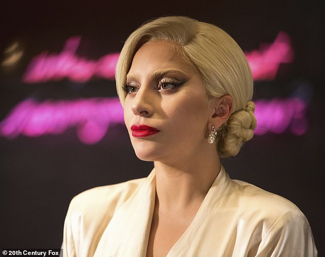 تحب غاغا أن تبقي شعرها بلاتينيًا