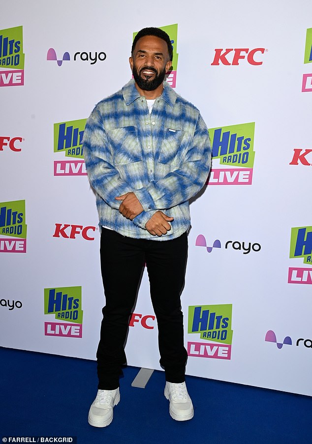 بينما حافظ كريج، 44 عامًا، على استرخاء الأمور مرتديًا قميصًا أزرق مربعات وجينزًا أسود