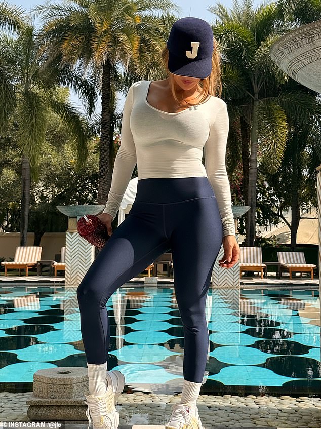 وأظهرت الطبيبة البيطرية البالغة من العمر 56 عامًا بشرتها الشابة في صورة شخصية مقربة ولقطات لكامل الجسم وهي ترتدي قبعة بيسبول زرقاء داكنة مع حرف 