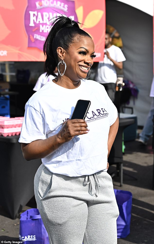 وفي يوم السبت أيضًا، حضرت كاندي المعرض المنبثق لمؤسسة Kandi CARES Foundation لعيد الشكر