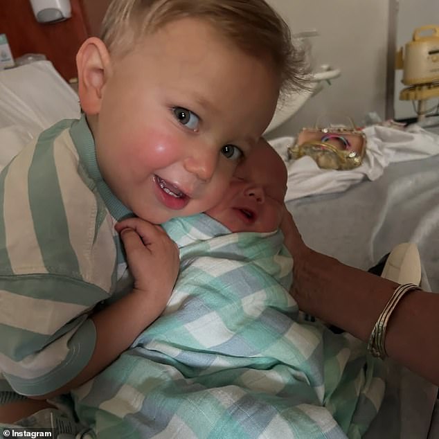 في الصور الحميمية، ابتسمت الأخت الكبرى والأخ الفخوران وهما يحتضنان أحدث فرد في العائلة