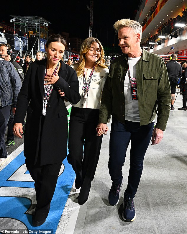 بدت عائلة جوردون في حالة معنوية جيدة أثناء خروجهم معًا في هذا الحدث، حيث بدت تانا، 51 عامًا، أنيقة في بدلة سوداء