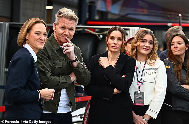 اختار تيلي، 24 عامًا، سترة بيضاء وسروالًا داكنًا بينما ارتدى جوردون سترة كاكي غير رسمية لهذا الحدث.