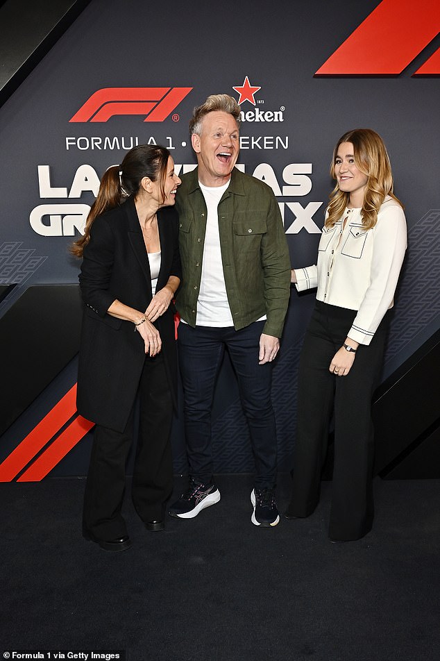 لقد بدوا وكأنهم يقضون وقتًا رائعًا وهم يضحكون ويمزحون