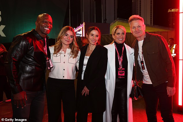 التقطت العائلة صورًا مع تيري كروز في حدث الفورمولا 1