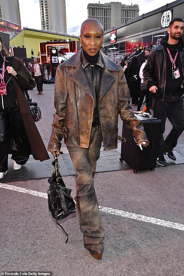 وكان النجم البالغ من العمر 44 عامًا، من بين النجوم الحاضرين، إلى جانب الممثلة الشريرة سينثيا إريفو.