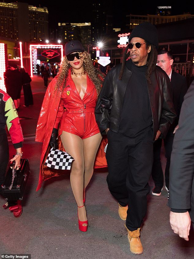 وفي النزهة، ارتدت بيونسيه بذلة حمراء من مادة PVC مزينة بشعار فيراري