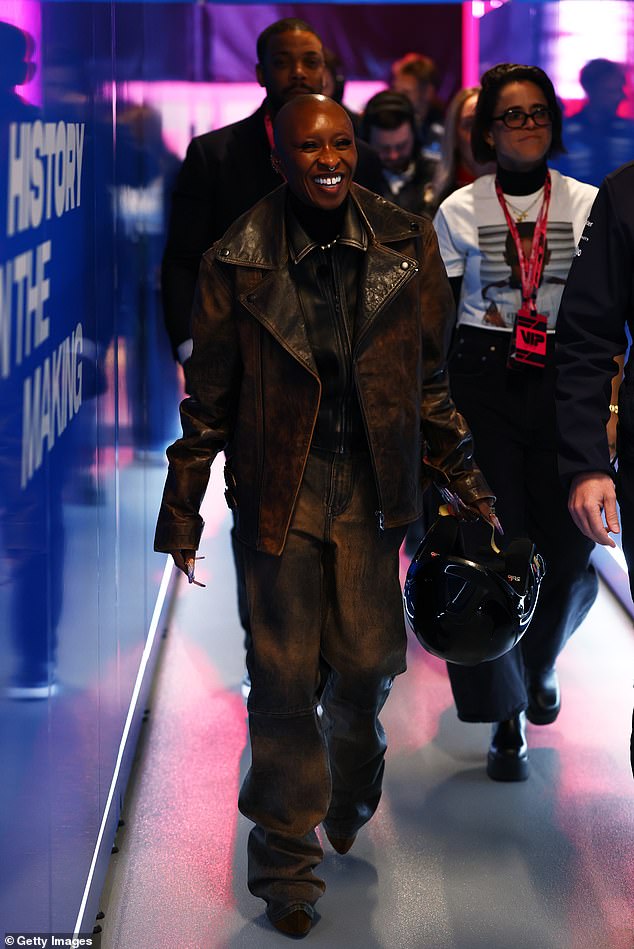 وفي الوقت نفسه، اختارت سينثيا، 37 عامًا، سترة جلدية أنيقة كبيرة الحجم مع بنطال جينز مطابق لها