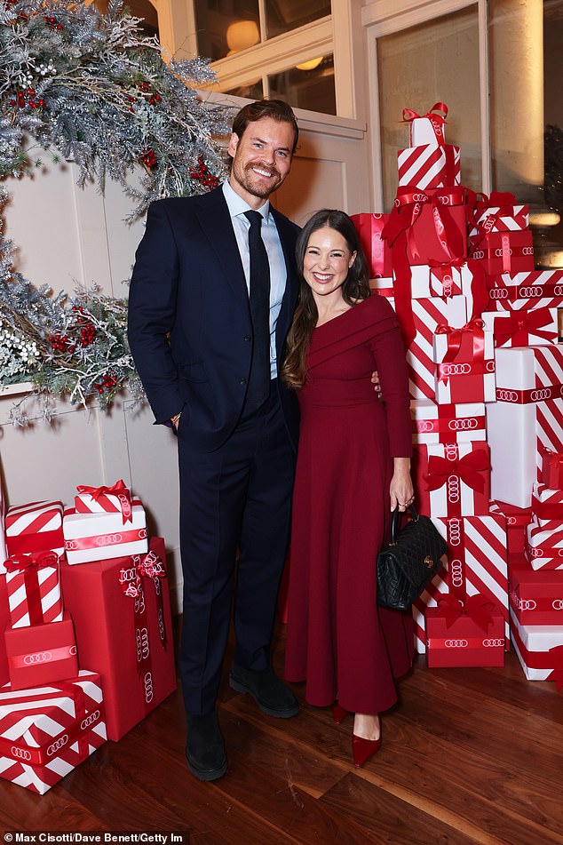 وفي الوقت نفسه، بدا ريان وسيمًا في بدلة زرقاء مكونة من قطعتين، ارتداها فوق قميص أبيض ناصع وربطة عنق سوداء