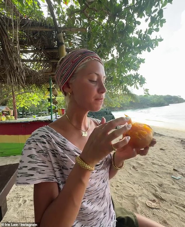 باختيارها مظهرًا غير رسمي، واصلت إيريس إظهار حبها للمانجو أثناء زيارتها لشاطئ محلي