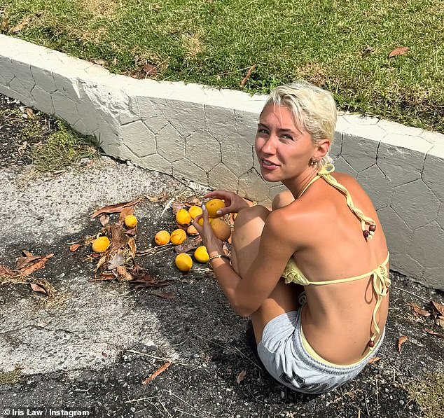 وفي لقطة أخرى، شوهدت الجميلة الشقراء وهي تجلس على جانب الطريق وهي ترتدي بيكيني أصفر وسروال جينز