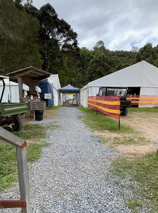 يعرف المشاهير هذه المنطقة، حيث يتم إعطاؤهم ملخصًا حول السلامة حول الثعابين والعناكب وما يمكن توقعه في الغابة ويتم تزويدهم بملابسهم قبل نقلهم إلى المساحة الخالية الصغيرة، حيث يتم إسقاطهم حتى يتم التصويت عليهم في النهاية.